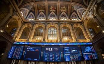 (Foto de ARCHIVO) Paneles del Ibex 35, en el Palacio de la Bolsa, a 12 de enero de 2024, en Madrid (España). Las acciones de Grifols cedían más de un 7%, un día después de su reunión con los analistas, a los que no logró convencer con sus explicaciones en un intento de desmontar las acusaciones de Gotham City Research. Eduardo Parra / Europa Press 12 ENERO 2024;MADRID;IBEX 35;PALACIO DE LA BOLSA 12/1/2024