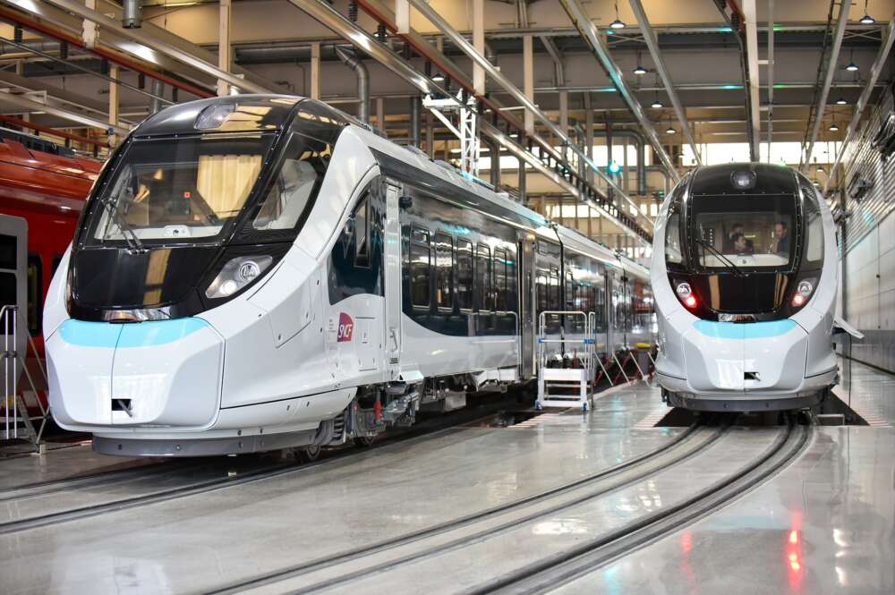 (Foto de ARCHIVO) Algunos de los nuevos trenes de ancho métrico de Renfe, en CAF, a 26 de febrero de 2024, en Beasain, Gipuzkoa, País Vasco (España). La fabricación comprende los nuevos trenes de Cercanías comprometidos para Cantabria y Asturias, tras el problema con las medidas de los convoyes y los túneles detectado hace un año. Las primeras unidades de la flota renovada de ancho métrico comenzarán a llegar a ambas comunidades autónomas en 2026, según las previsiones que maneja el Ministerio de Transportes. Con los nuevos trenes se pretende aumentar la eficiencia energética y mejorar la fiabilidad y accesibilidad del servicio ferroviario de ambas regiones. Arnaitz Rubio / Europa Press 26 FEBRERO 2024;BEASAIN;PAIS VASCO;FABRICANCION TRENES RENFE 26/2/2024