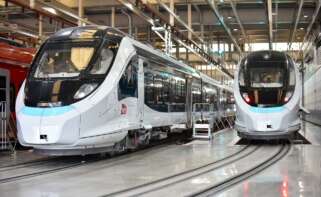 (Foto de ARCHIVO) Algunos de los nuevos trenes de ancho métrico de Renfe, en CAF, a 26 de febrero de 2024, en Beasain, Gipuzkoa, País Vasco (España). La fabricación comprende los nuevos trenes de Cercanías comprometidos para Cantabria y Asturias, tras el problema con las medidas de los convoyes y los túneles detectado hace un año. Las primeras unidades de la flota renovada de ancho métrico comenzarán a llegar a ambas comunidades autónomas en 2026, según las previsiones que maneja el Ministerio de Transportes. Con los nuevos trenes se pretende aumentar la eficiencia energética y mejorar la fiabilidad y accesibilidad del servicio ferroviario de ambas regiones. Arnaitz Rubio / Europa Press 26 FEBRERO 2024;BEASAIN;PAIS VASCO;FABRICANCION TRENES RENFE 26/2/2024