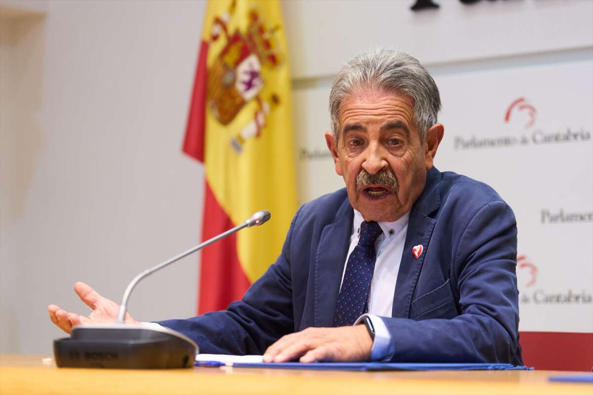 (Foto de ARCHIVO) El presidente del PRC, Miguel Ángel Revilla, atiende a los medios tras firmar el acuerdo para los presupuestos de Cantabria de 2024, en el Parlamento regional de Santander, a 27 de octubre de 2023, en Santander, Cantabria (España). El Partido Popular y el Partido Regionalista de Cantabria (PRC) han alcanzado un acuerdo para aprobar los Presupuestos de la comunidad autónoma para 2024. Esta es la segunda vez en esta legislatura que ambos partidos alcanzan un acuerdo político. En junio llegaron a un acuerdo de investidura por el que María José Sáenz de Buruaga conseguía ponerse al frente de un Gobierno en minoría del PP, con la abstención del PRC. Juanma Serrano / Europa Press 27 OCTUBRE 2023;PRESUPUESTOS;PACTO;RUEDA;PRENSA;COMPARECENCIA;FIRMA 27/10/2023