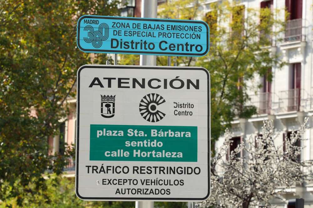 (Foto de ARCHIVO) Un cartel marca la el Inicio de una Zona de Bajas Emisiones (ZBE), a 20 de noviembre de 2024, en Madrid (España). Uno de los aspectos de mayor relevancia en la Ordenanza de Movilidad Sostenible, consiste en la creación de la denominada ‘Madrid Zona de Bajas Emisiones (ZBE)’ con la que se pretende otorgar una misma protección a toda la ciudadanía y a todas las personas que visiten y disfruten de la ciudad, así como dar cumplimiento a los valores límites de dióxido de nitrógeno establecidos por la normativa comunitaria y estatal de carácter básico en materia de calidad del aire Marta Fernández / Europa Press 20/11/2024