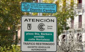 (Foto de ARCHIVO) Un cartel marca la el Inicio de una Zona de Bajas Emisiones (ZBE), a 20 de noviembre de 2024, en Madrid (España). Uno de los aspectos de mayor relevancia en la Ordenanza de Movilidad Sostenible, consiste en la creación de la denominada ‘Madrid Zona de Bajas Emisiones (ZBE)’ con la que se pretende otorgar una misma protección a toda la ciudadanía y a todas las personas que visiten y disfruten de la ciudad, así como dar cumplimiento a los valores límites de dióxido de nitrógeno establecidos por la normativa comunitaria y estatal de carácter básico en materia de calidad del aire Marta Fernández / Europa Press 20/11/2024