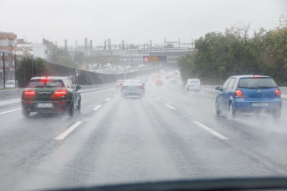 (Foto de ARCHIVO) Varios coches circulan bajo la lluvia, a 2 de noviembre de 2023, en Madrid (España). La Agencia Estatal de Meteorología (AEMET) ha activado la alerta roja en Madrid por fuertes vientos provocados por la borrasca Ciarán. En la mañana de hoy, el 112 de la Comunidad de Madrid ha gestionado más de 350 expedientes por lluvia en toda la región, y los Bomberos de la Comunidad de Madrid han realizado más de 100 intervenciones. El Ayuntamiento de Madrid ha cerrado El Retiro y otros ocho parques de la ciudad ante el peligro que supone el riesgo de caída de ramas e incluso árboles. El viento de la borrasca Ciarán ha derrumbado árboles, algunos cayendo sobre coches, ha causado retrasos en la red de Cercanías por el derrumbe de un árbol sobre una catenaria y ha provocado la cancelación de 18 vuelos en los aeropuertos de Madrid, Bilbao, Asturias, Vigo y A Coruña. Carlos Luján / Europa Press 02 NOVIEMBRE 2023;BORRASCA;TEMPORAL;LLUVIAS;VIENTO;ROJA;ALERTA;112;EMERGENCIAS;AEMET;BOMBEROS 02/11/2023