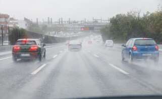 (Foto de ARCHIVO) Varios coches circulan bajo la lluvia, a 2 de noviembre de 2023, en Madrid (España). La Agencia Estatal de Meteorología (AEMET) ha activado la alerta roja en Madrid por fuertes vientos provocados por la borrasca Ciarán. En la mañana de hoy, el 112 de la Comunidad de Madrid ha gestionado más de 350 expedientes por lluvia en toda la región, y los Bomberos de la Comunidad de Madrid han realizado más de 100 intervenciones. El Ayuntamiento de Madrid ha cerrado El Retiro y otros ocho parques de la ciudad ante el peligro que supone el riesgo de caída de ramas e incluso árboles. El viento de la borrasca Ciarán ha derrumbado árboles, algunos cayendo sobre coches, ha causado retrasos en la red de Cercanías por el derrumbe de un árbol sobre una catenaria y ha provocado la cancelación de 18 vuelos en los aeropuertos de Madrid, Bilbao, Asturias, Vigo y A Coruña. Carlos Luján / Europa Press 02 NOVIEMBRE 2023;BORRASCA;TEMPORAL;LLUVIAS;VIENTO;ROJA;ALERTA;112;EMERGENCIAS;AEMET;BOMBEROS 02/11/2023