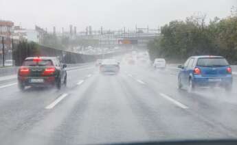 (Foto de ARCHIVO) Varios coches circulan bajo la lluvia, a 2 de noviembre de 2023, en Madrid (España). La Agencia Estatal de Meteorología (AEMET) ha activado la alerta roja en Madrid por fuertes vientos provocados por la borrasca Ciarán. En la mañana de hoy, el 112 de la Comunidad de Madrid ha gestionado más de 350 expedientes por lluvia en toda la región, y los Bomberos de la Comunidad de Madrid han realizado más de 100 intervenciones. El Ayuntamiento de Madrid ha cerrado El Retiro y otros ocho parques de la ciudad ante el peligro que supone el riesgo de caída de ramas e incluso árboles. El viento de la borrasca Ciarán ha derrumbado árboles, algunos cayendo sobre coches, ha causado retrasos en la red de Cercanías por el derrumbe de un árbol sobre una catenaria y ha provocado la cancelación de 18 vuelos en los aeropuertos de Madrid, Bilbao, Asturias, Vigo y A Coruña. Carlos Luján / Europa Press 02 NOVIEMBRE 2023;BORRASCA;TEMPORAL;LLUVIAS;VIENTO;ROJA;ALERTA;112;EMERGENCIAS;AEMET;BOMBEROS 02/11/2023