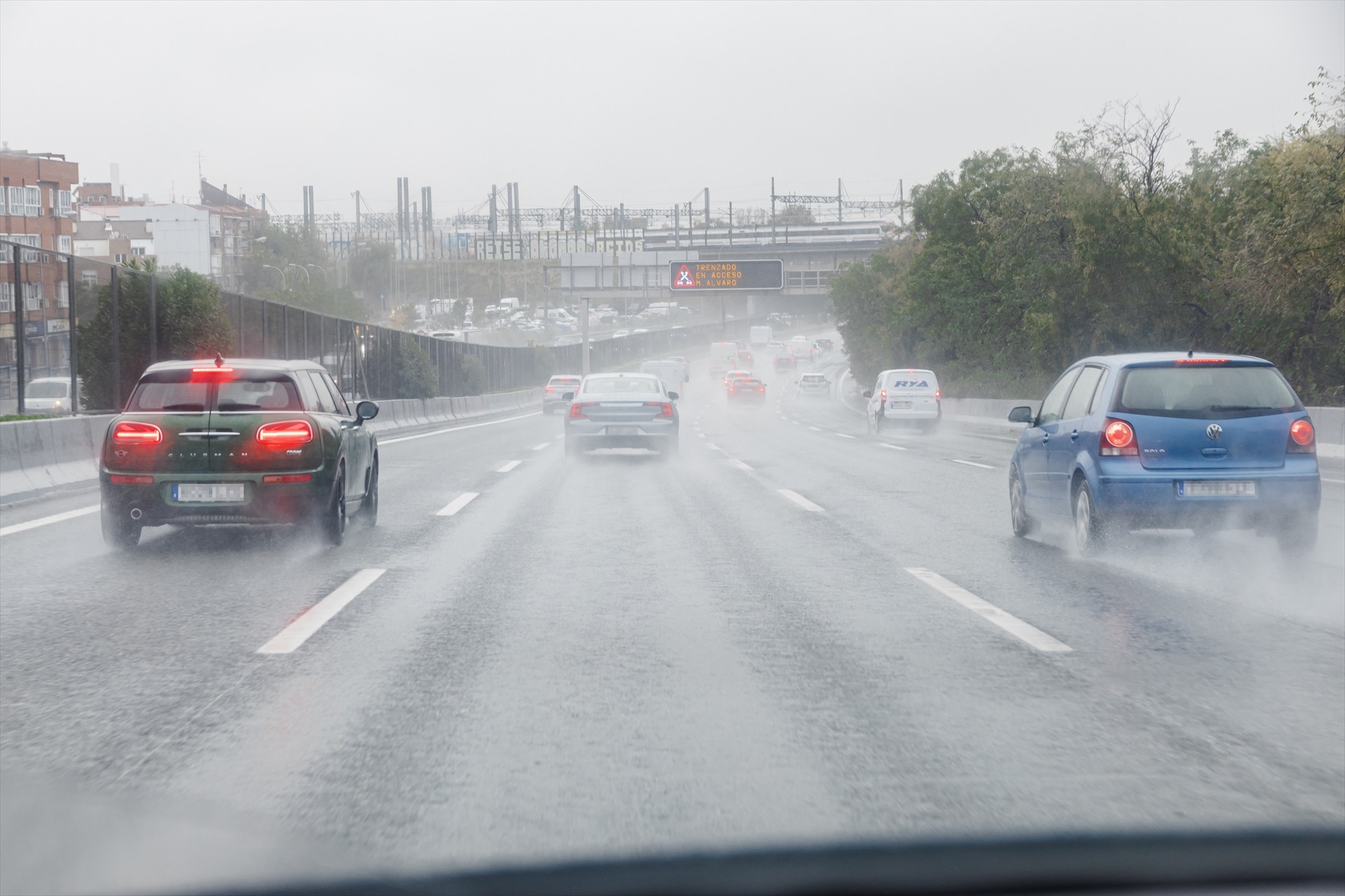 Coches y sus neumáticos en un día de lluvia.