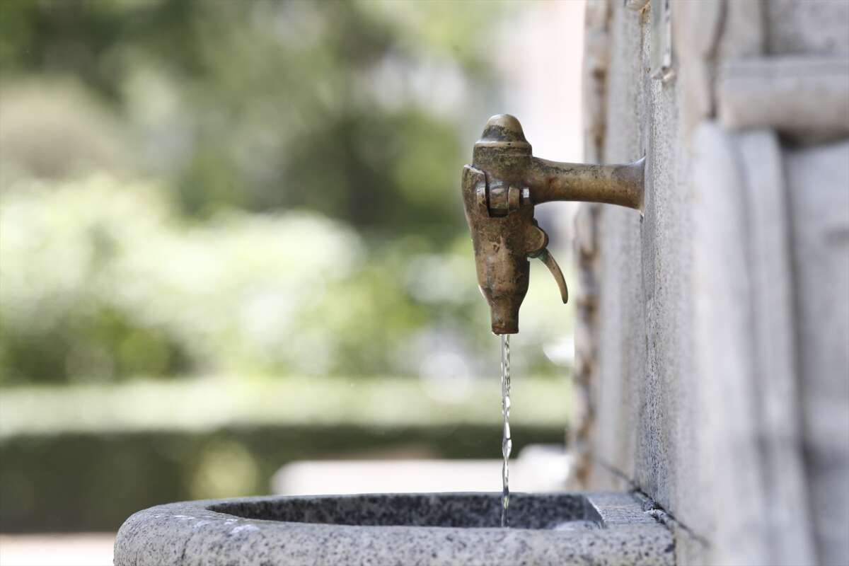 una fuente de agua