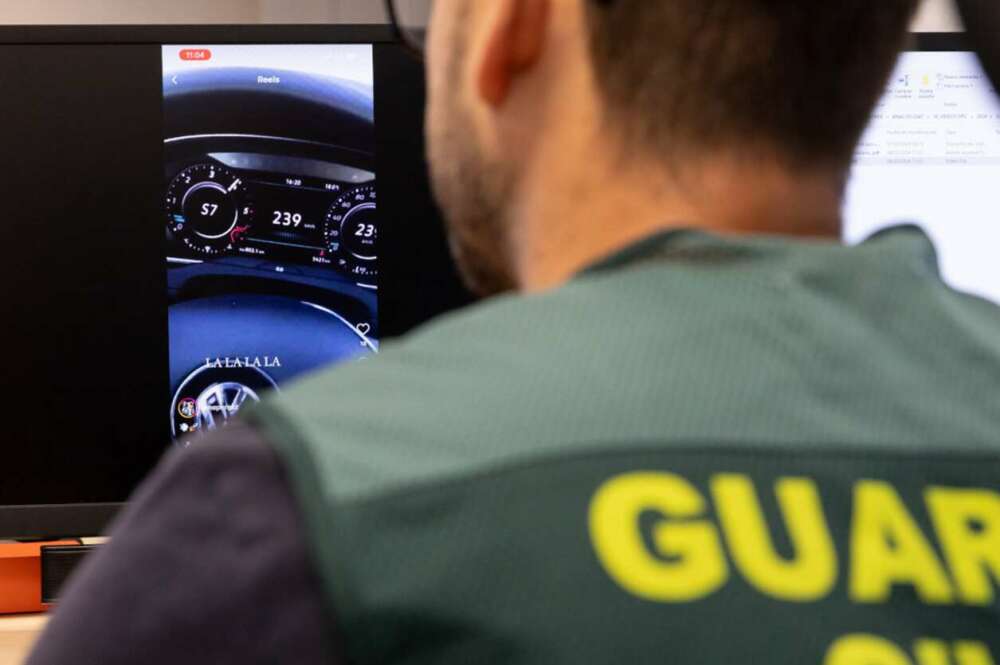 La Guardia Civil, controlando las redes sociales.