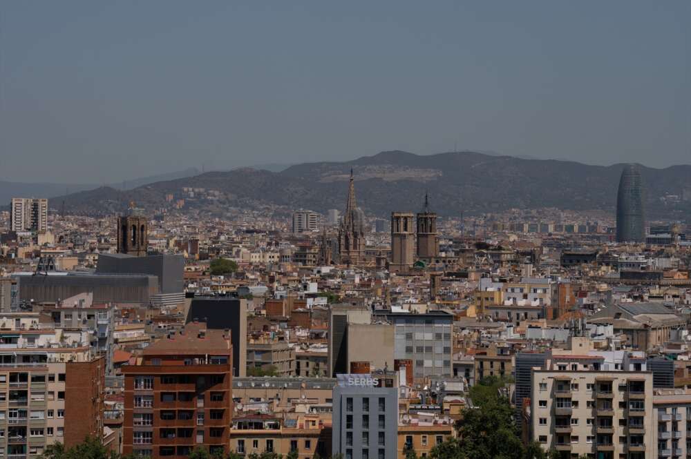 Varios edificios de viviendas en Barcelona. Foto: David Zorrakino / Europa Press