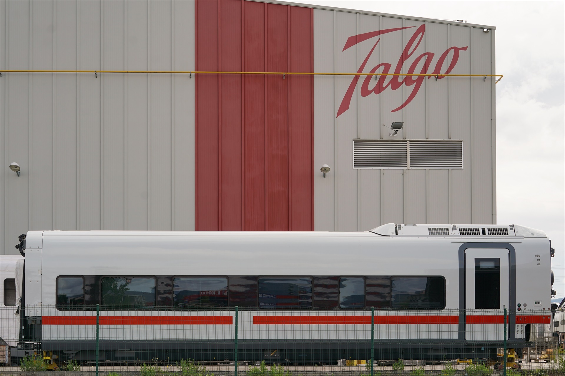 Fachada de la planta de Talgo, en Rivabellosa, País Vasco. Foto: Iñaki Berasaluce / Europa Press