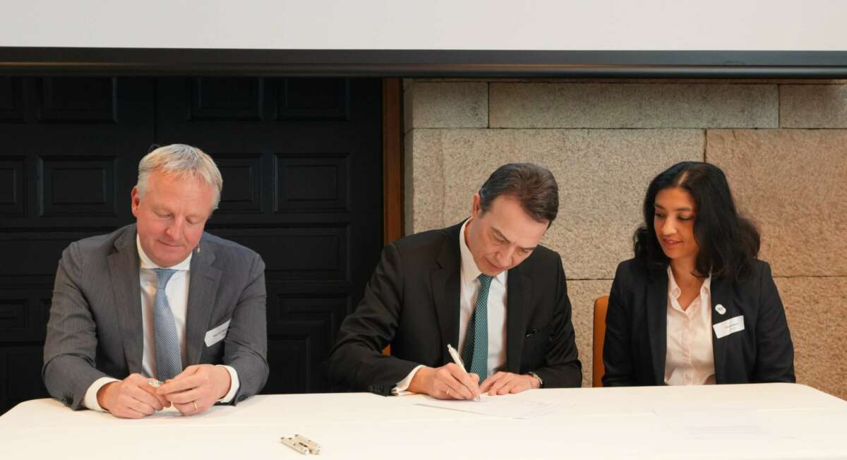 Firma del acuerdo por parte del Consejero Delegado de Enagás, Arturo Gonzalo (en el centro), junto con el Consejero Delegado de Moeve, Maarten Wetselaar (a la izquierda) y la Senior Business Development Manager de HDF Energy, Timona Ghosh (a la derecha). Foto: Enagás