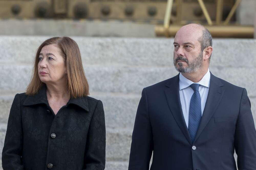 La presidenta del Congreso, Francina Armengol, y el presidente del Senado, Pedro Rollán, durante el acto de Izado Solemne de la bandera de España, frente al Congreso de los Diputados, a 6 de diciembre de 2024, en Madrid (España). El Izado de la bandera Nacional está organizado por el Estado Mayor de la Defensa, en homenaje a las Cortes Generales con motivo del 46º aniversario de la Constitución. Los actos conmemorativos organizados por el Congreso se han centrado en el nuevo texto del artículo 49, que se aprobó en la reforma del pasado enero para eliminar el término 'disminuido'; por ese motivo han asistido miembros del Comité Español de Representantes de Personas con Discapacidad (Cermi) y de la Asociación Española de Militares y Guardias Civiles con Discapacidad (Acime). Alberto Ortega / Europa Press 06 DICIEMBRE 2024;CONSTITUCIÓN;CONGRESO;BANDERA;ESPAÑA;CELEBRACIÓN 06/12/2024