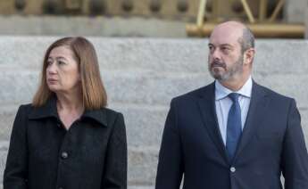 La presidenta del Congreso, Francina Armengol, y el presidente del Senado, Pedro Rollán, durante el acto de Izado Solemne de la bandera de España, frente al Congreso de los Diputados, a 6 de diciembre de 2024, en Madrid (España). El Izado de la bandera Nacional está organizado por el Estado Mayor de la Defensa, en homenaje a las Cortes Generales con motivo del 46º aniversario de la Constitución. Los actos conmemorativos organizados por el Congreso se han centrado en el nuevo texto del artículo 49, que se aprobó en la reforma del pasado enero para eliminar el término 'disminuido'; por ese motivo han asistido miembros del Comité Español de Representantes de Personas con Discapacidad (Cermi) y de la Asociación Española de Militares y Guardias Civiles con Discapacidad (Acime). Alberto Ortega / Europa Press 06 DICIEMBRE 2024;CONSTITUCIÓN;CONGRESO;BANDERA;ESPAÑA;CELEBRACIÓN 06/12/2024