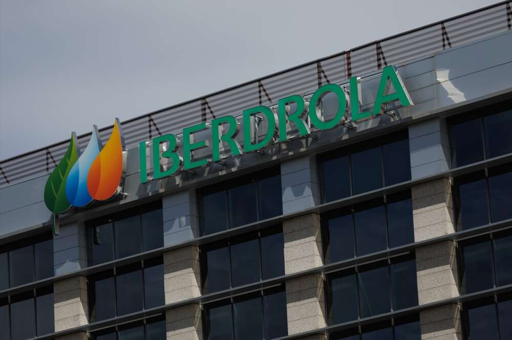 (Foto de ARCHIVO) Fachada de la sede de Iberdrola, a 31 de marzo de 2023, en Madrid (España). Energías Renovables Ibermap, la 'joint venture' creada en 2021 por Mapfre e Iberdrola para coinvertir en energías limpia, ha alcanzado los 445 megavatios (MW) en cartera mediante la suma de 150 nuevos MW fotovoltaicos, lo que ha llevado a una modificación de su estructura accionarial. De esta forma, la cartera de la firma se compone de 295 MW eólicos y 150 MW fotovoltaicos. La 'joint venture' contempla la incorporación de más activos a futuro, según han explicado las compañías. Eduardo Parra / Europa Press 31 MARZO 2023;IBERDROLA;ENERGÍAS RENOVABLES 31/3/2023