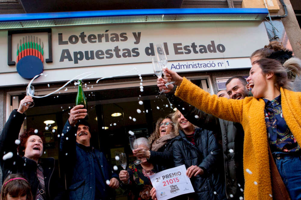 personas celebrando por recibir el segundo premio en la loteria de navidad