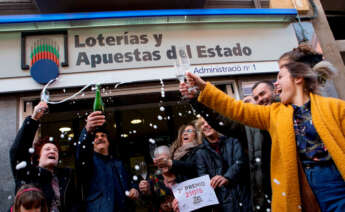 personas celebrando por recibir el segundo premio en la loteria de navidad