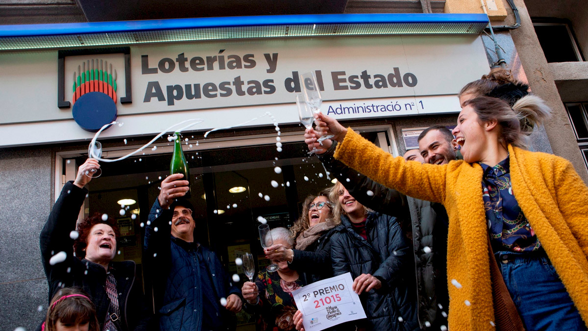 personas celebrando por recibir el segundo premio en la loteria de navidad