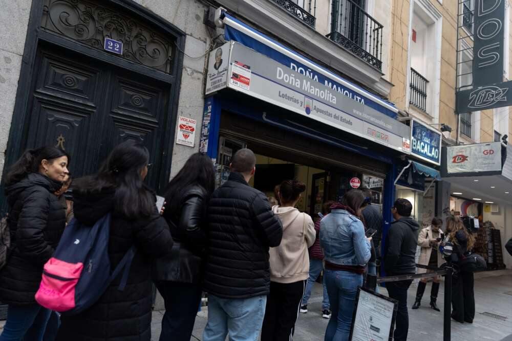 (Foto de ARCHIVO) Varias personas hacen cola en la administración de Lotería de Doña Manolita, a 12 de octubre de 2024, en Madrid (España). Como ya es tradición en Madrid son muchas las personas que acuden a la administración de Lotería de Doña Manolita para probar suerte con la Lotería de Navidad que se celebrará el próximo 22 de diciembre. Eduardo Parra / Europa Press 12 NOVIEMBRE 2024;LOTERÍA;NAVIDAD;DOÑA MANOLITA; 12/11/2024