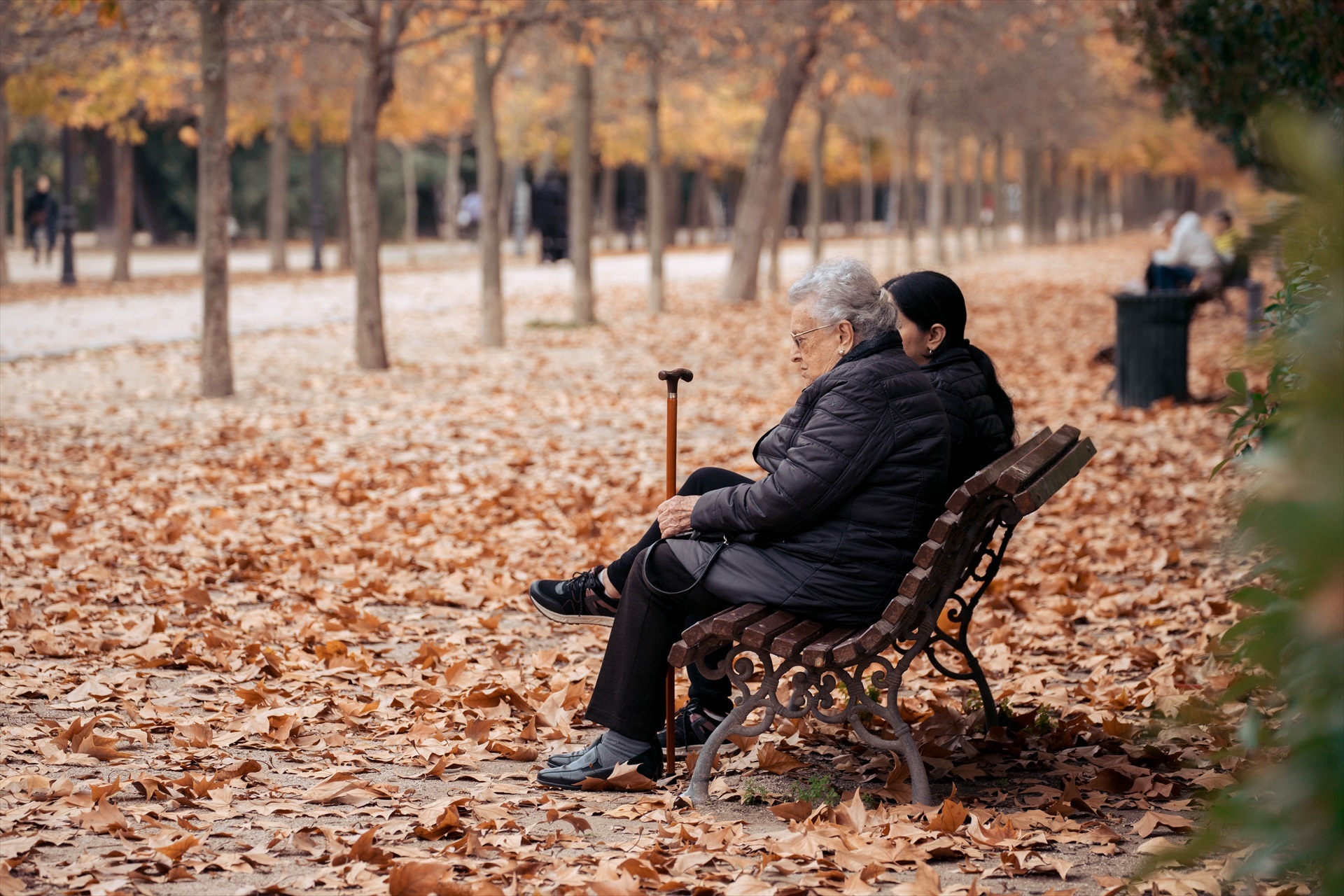 Una mujer anciana sentada en un banco. Foto: Gabriel Luengas / Europa Press