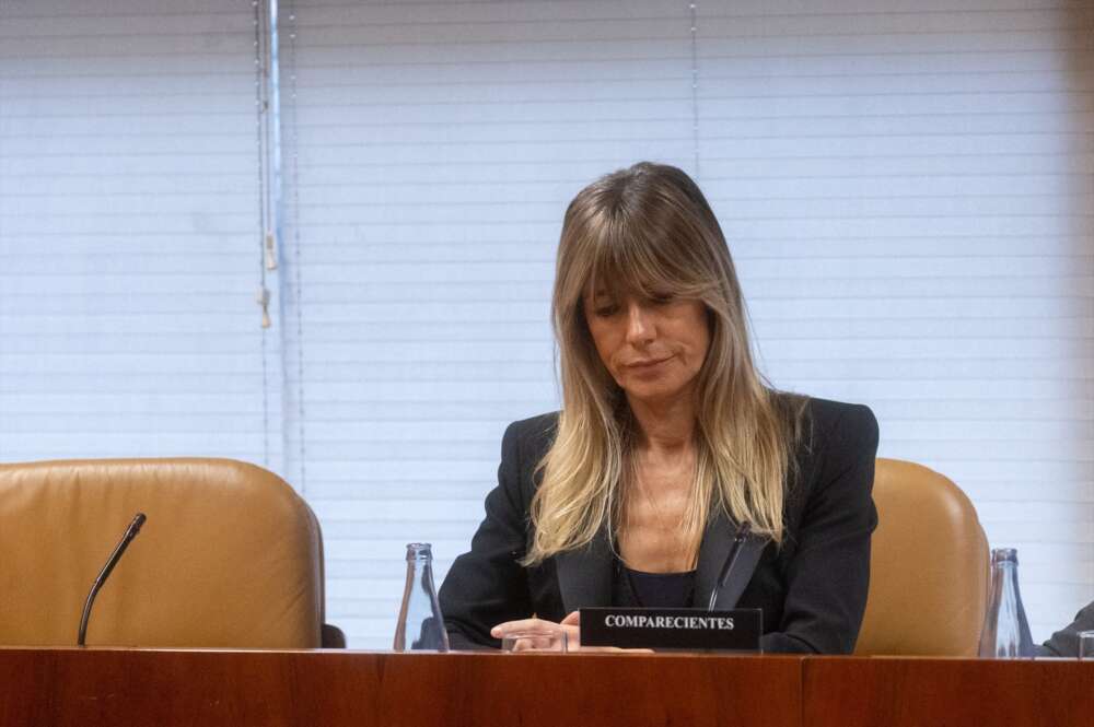 La mujer del presidente del Gobierno, Begoña Gómez, durante la Comisión de Investigación sobre programas de cátedras y postgrados de la Universidad Complutense de Madrid y empresas financiadoras, en la Asamblea de Madrid. Foto: Eduardo Parra / Europa Press