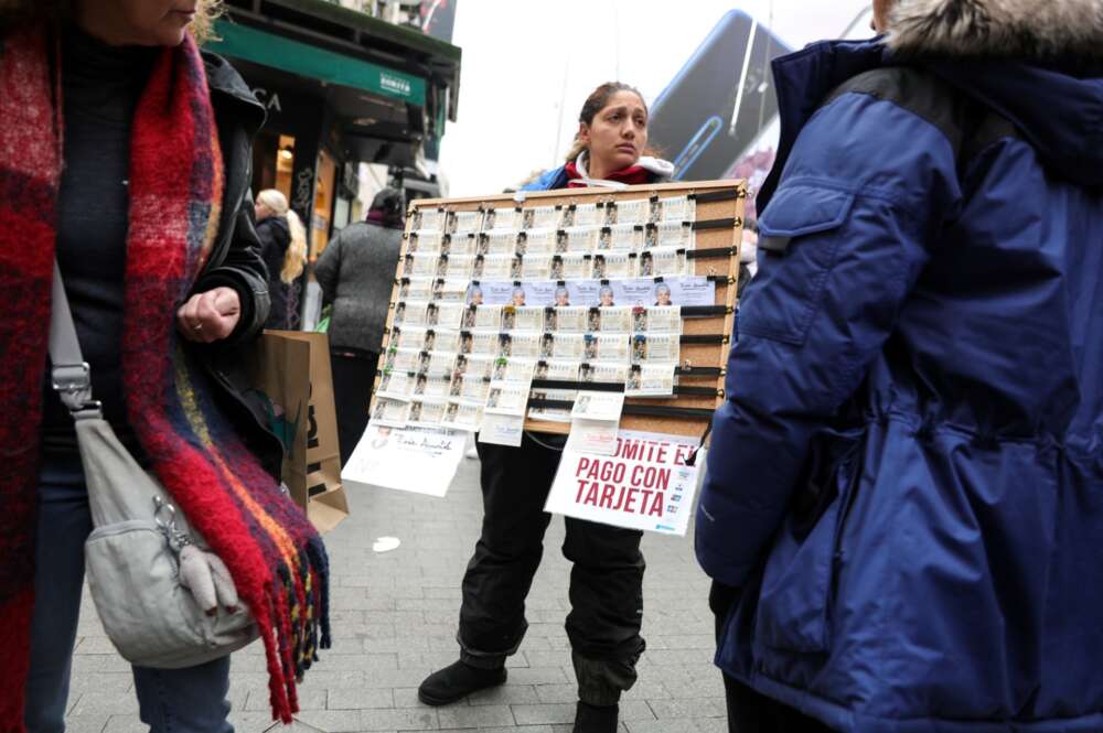 Una mujer vendiendo décimos de la Lotería de Navidad