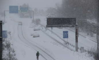 (Foto de ARCHIVO) La autopista M-40, en Madrid (España) a 9 de enero de 2021. El temporal de precipitación, frío y sobre todo de nevadas provocado por la borrasca 'Filomena' y que se agudizará este viernes y sábado, podría ser la antesala de la primera ola de frío de este año, según ha informado la Agencia Estatal de Meteorología que espera que la próxima semana el mercurio pueda bajar a temperaturas mínimas de -8 a -10 grados centígrados (ºC) en capitales de varias provincias del interior peninsular. Javier González 09 ENERO 2021;NIEVE;BORRASCA;FILOMENA 10/1/2021