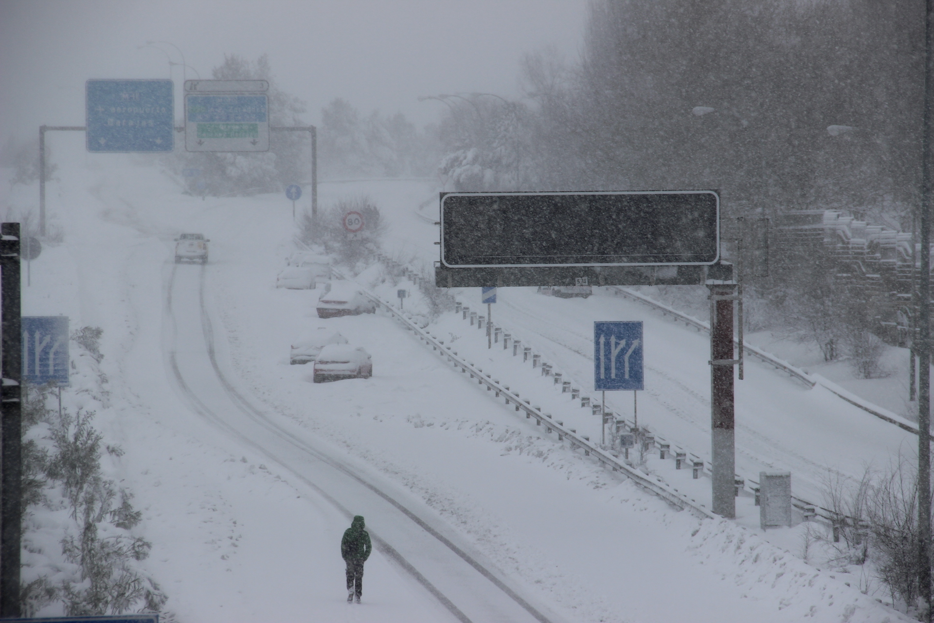 (Foto de ARCHIVO) La autopista M-40, en Madrid (España) a 9 de enero de 2021. El temporal de precipitación, frío y sobre todo de nevadas provocado por la borrasca 'Filomena' y que se agudizará este viernes y sábado, podría ser la antesala de la primera ola de frío de este año, según ha informado la Agencia Estatal de Meteorología que espera que la próxima semana el mercurio pueda bajar a temperaturas mínimas de -8 a -10 grados centígrados (ºC) en capitales de varias provincias del interior peninsular. Javier González 09 ENERO 2021;NIEVE;BORRASCA;FILOMENA 10/1/2021