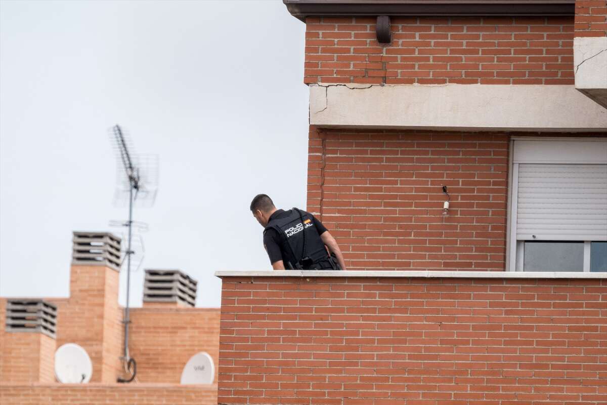 La policía desaloja a unos okupas 