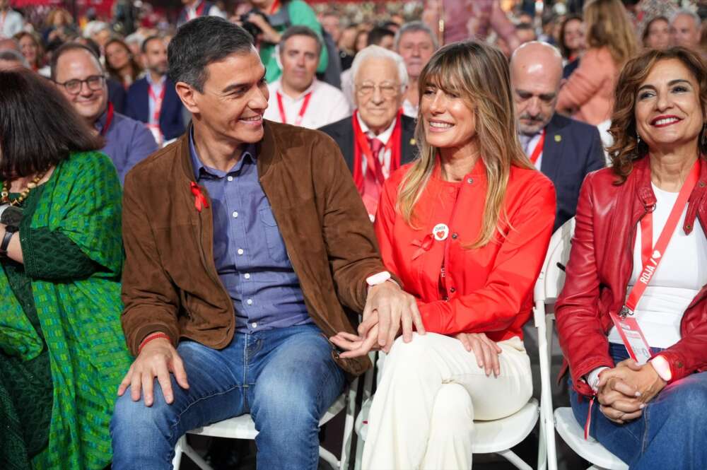 (Foto de ARCHIVO) El Presidente del Gobierno, Pedro Sánchez, y su esposa Begoña Gómez durante la clausura del 41º Congreso Federal del PSOE en el Palacio de Congresos y Exposiciones. A 1 de diciembre de 2024, en Sevilla, Andalucía (España). El 41º Congreso Federal del PSOE concluye en Sevilla con su jornada de clausura celebrada en Fibes. Durante el evento, se trazaron las líneas estratégicas del partido para los próximos años, destacando el compromiso con las políticas sociales, la igualdad y la sostenibilidad. La clausura contó con la presencia de destacados líderes socialistas y delegados de todo el país. Francisco J. Olmo / Europa Press 01/12/2024