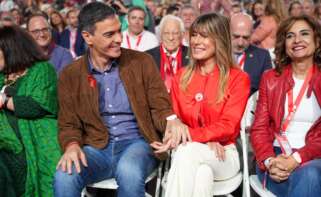 (Foto de ARCHIVO) El Presidente del Gobierno, Pedro Sánchez, y su esposa Begoña Gómez durante la clausura del 41º Congreso Federal del PSOE en el Palacio de Congresos y Exposiciones. A 1 de diciembre de 2024, en Sevilla, Andalucía (España). El 41º Congreso Federal del PSOE concluye en Sevilla con su jornada de clausura celebrada en Fibes. Durante el evento, se trazaron las líneas estratégicas del partido para los próximos años, destacando el compromiso con las políticas sociales, la igualdad y la sostenibilidad. La clausura contó con la presencia de destacados líderes socialistas y delegados de todo el país. Francisco J. Olmo / Europa Press 01/12/2024