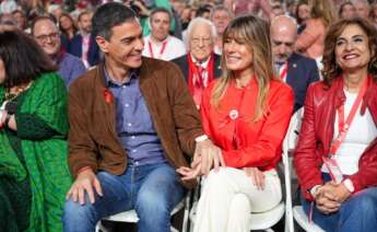 (Foto de ARCHIVO) El Presidente del Gobierno, Pedro Sánchez, y su esposa Begoña Gómez durante la clausura del 41º Congreso Federal del PSOE en el Palacio de Congresos y Exposiciones. A 1 de diciembre de 2024, en Sevilla, Andalucía (España). El 41º Congreso Federal del PSOE concluye en Sevilla con su jornada de clausura celebrada en Fibes. Durante el evento, se trazaron las líneas estratégicas del partido para los próximos años, destacando el compromiso con las políticas sociales, la igualdad y la sostenibilidad. La clausura contó con la presencia de destacados líderes socialistas y delegados de todo el país. Francisco J. Olmo / Europa Press 01/12/2024