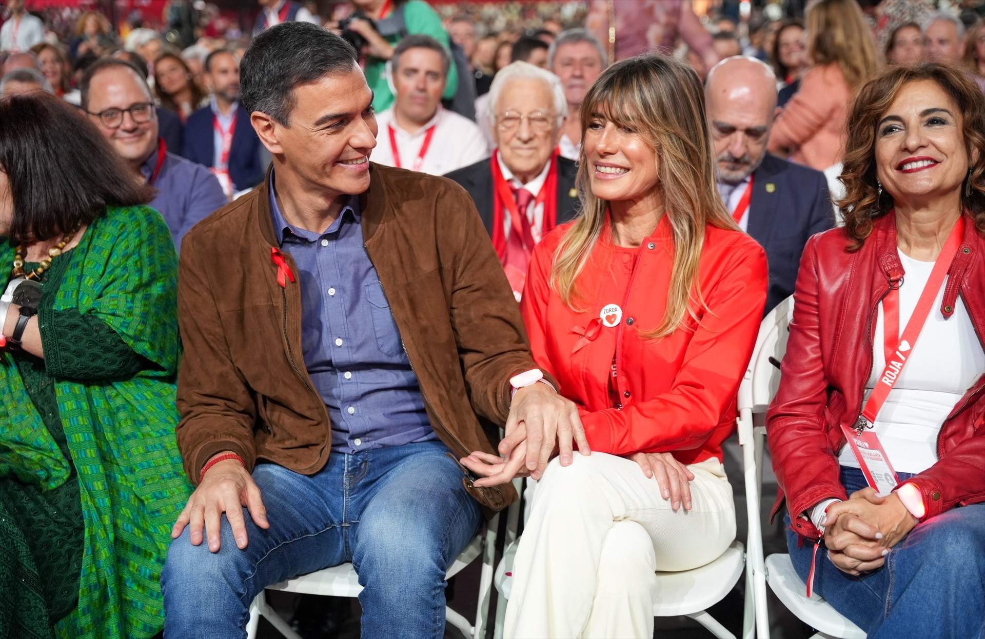 (Foto de ARCHIVO) El Presidente del Gobierno, Pedro Sánchez, y su esposa Begoña Gómez durante la clausura del 41º Congreso Federal del PSOE en el Palacio de Congresos y Exposiciones. A 1 de diciembre de 2024, en Sevilla, Andalucía (España). El 41º Congreso Federal del PSOE concluye en Sevilla con su jornada de clausura celebrada en Fibes. Durante el evento, se trazaron las líneas estratégicas del partido para los próximos años, destacando el compromiso con las políticas sociales, la igualdad y la sostenibilidad. La clausura contó con la presencia de destacados líderes socialistas y delegados de todo el país. Francisco J. Olmo / Europa Press 01/12/2024