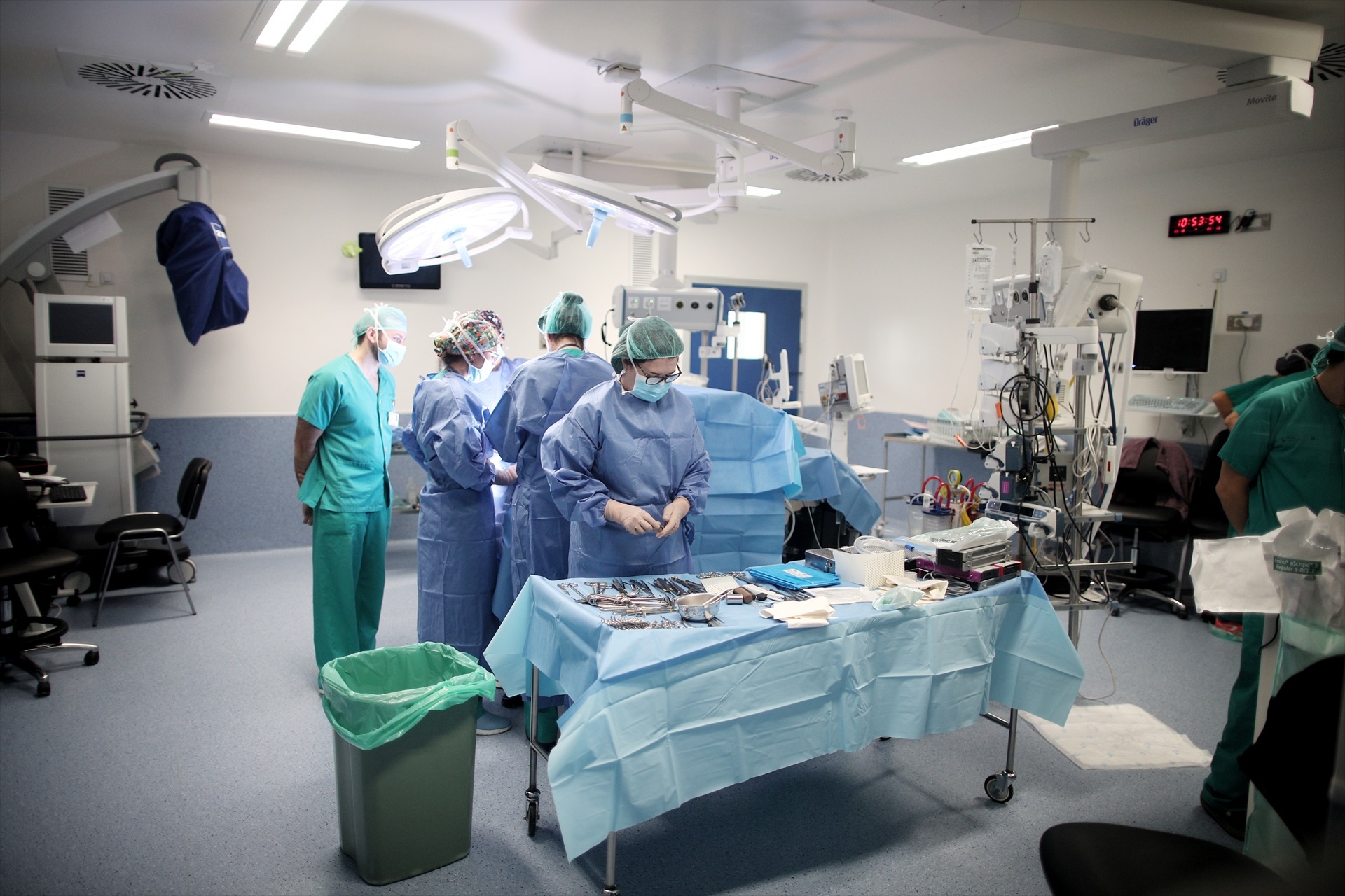 Los empleados que deban encargarse de un familiar a causa de una hospitalización, accidente, enfermedad grave o intervención quirúrgica tienen derecho a cinco días de permiso. Foto: Eduardo Parra / Europa Press. Derecho laboral. médico salario