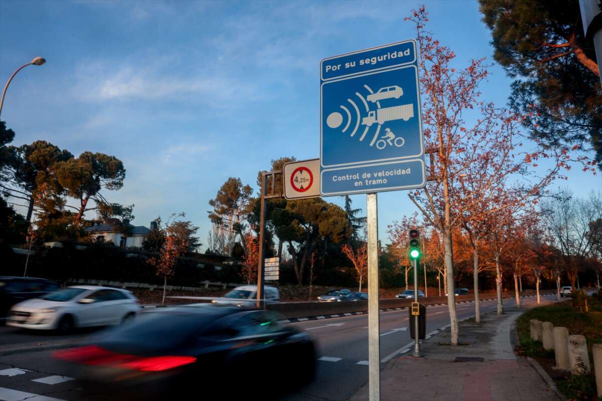 Las multas por velocidad oscilan entre 100 y 600 euros, además de la pérdida de puntos. Foto: Ricardo Rubio / Europa Press