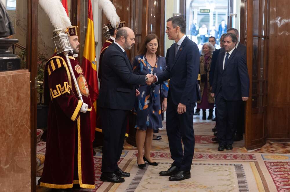 (I-D) El presidente del Senado, Pedro Rollán, la presidenta del Congreso, Francina Armengol, y el presidente de Gobierno, Pedro Sánchez, durante el acto institucional por el Día de la Constitución, en el Congreso de los Diputados, a 6 de diciembre de 2024, en Madrid (España). Las Cortes Generales conmemoran el 46º aniversario de la aprobación de la Constitución con un acto institucional, que incluye la interpretación de dos piezas musicales a cargo de la Agrupación Musical Inclusiva del Teatro Real (AMI), la lectura del artículo 49 de la Carta Magna por parte de personas con discapacidad, la entrega a la presidenta del Congreso de la Constitución Española en distintos soportes accesibles, y su intervención. Eduardo Parra / Europa Press 06 DICIEMBRE 2024;CONSTITUCIÓN;CONGRESO;ANIVERSARIO;APROBACIÓN;CARTA MAGNA 06/12/2024