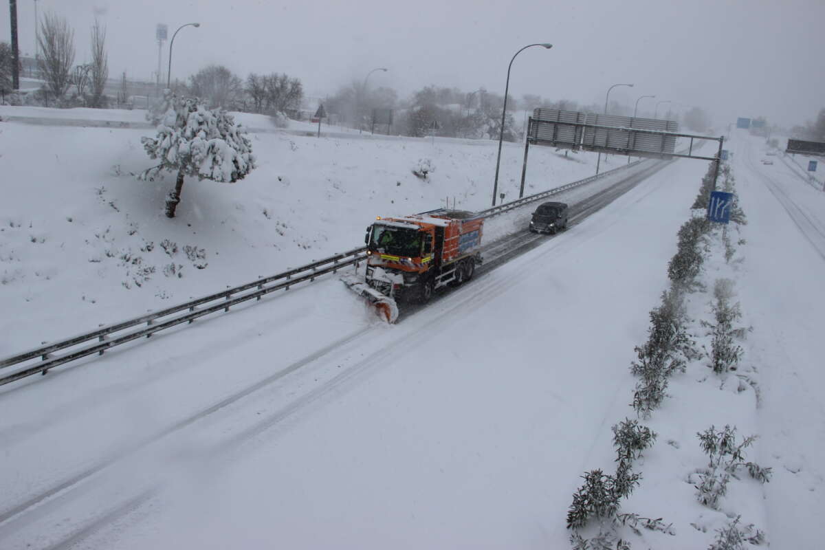 Autopistas recuerda que la nieve reduce la visibilidad, el tiempo de reacción y la adherencia, por lo que hay que aumentar la distancia de seguridad. Foto: Europa Press.