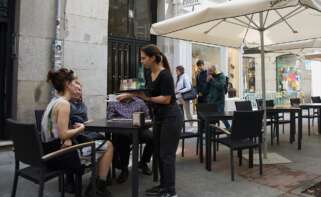 (Foto de ARCHIVO) Ambiente en una terraza de un bar, a 21 de marzo de 2024, en Madrid (España). Las empresas españolas han aprovechado la primera mitad del mes de marzo para reforzar su plantilla, con lo que la afiliación media a la Seguridad Social ha crecido en 140.848 personas hasta el día 15, alcanzando los 20,85 millones de afiliados medios. Según los datos publicados por el Ministerio que dirige Elma Saiz, la afiliación supera los 20,9 millones de trabajadores a cierre de la primera quincena, con lo que a término de mes podría superarse la barrera de los 21 millones de afiliados al sistema. Jesús Hellín / Europa Press 21 MARZO 2024;MADRID;EMPRESAS;PLANTILLAS;SEMANA SANTA;EMPLEO 21/3/2024