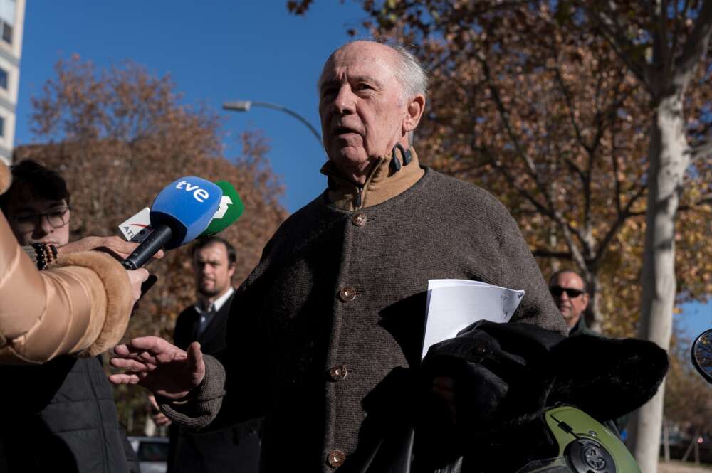 El ex director gerente del Fondo Monetario Internacional (FMI) y vicepresidente en el Gobierno de José María Aznar, Rodrigo Rato, ofrece declaraciones a los medios a su salida de la Audiencia Provincial, a 20 de diciembre de 2024, en Madrid (España). Rato afronta la petición de pena de cárcel de 63 años que planteó Anticorrupción durante el juicio que quedó visto para sentencia hace siete meses por once delitos fiscales, blanqueo de capitales y corrupción entre particulares. Diego Radamés / Europa Press 20 DICIEMBRE 2024;RATO;PP;FORTUNA 20/12/2024