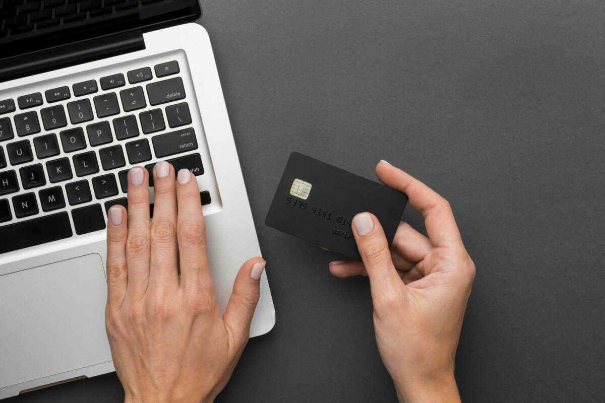 Una persona compra por internet con una tarjeta. Foto: Freepik. Banco Sabadell.