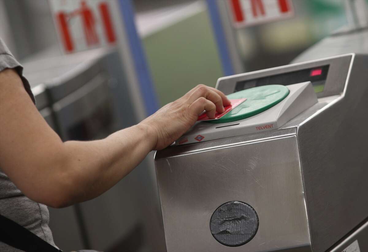 (Foto de ARCHIVO)
Una persona pasa su billete en el torno del Metro Plaza de España, en Madrid (España), a 6 de julio de 2020. El Consorcio Regional de Transportes de Madrid (CRTM) abre este lunes el plazo para solicitar la compensación de los abonos anuales y mensuales que no se hayan utilizado durante el tiempo que se ha prolongado la alerta sanitaria, una reclamación que se podrá realizar hasta el 20 de octubre.

Eduardo Parra / Europa Press
06 JULIO 2020 METRO DE MADRID;ABONO;
06/7/2020