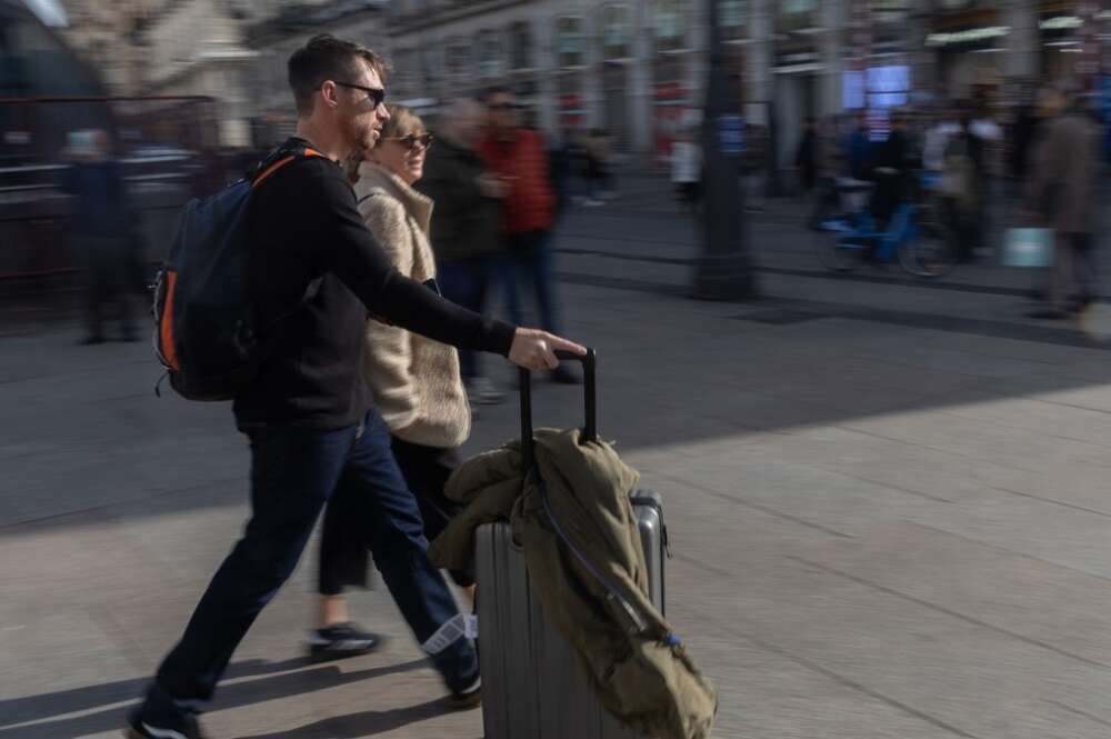 Dos turistas en la Puerta del Sol. Foto: Eduardo Parra / Europa Press.