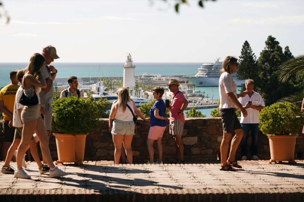 Turistas visitando la ciudad de Málaga. Foto: Álex Zea / Europa Press