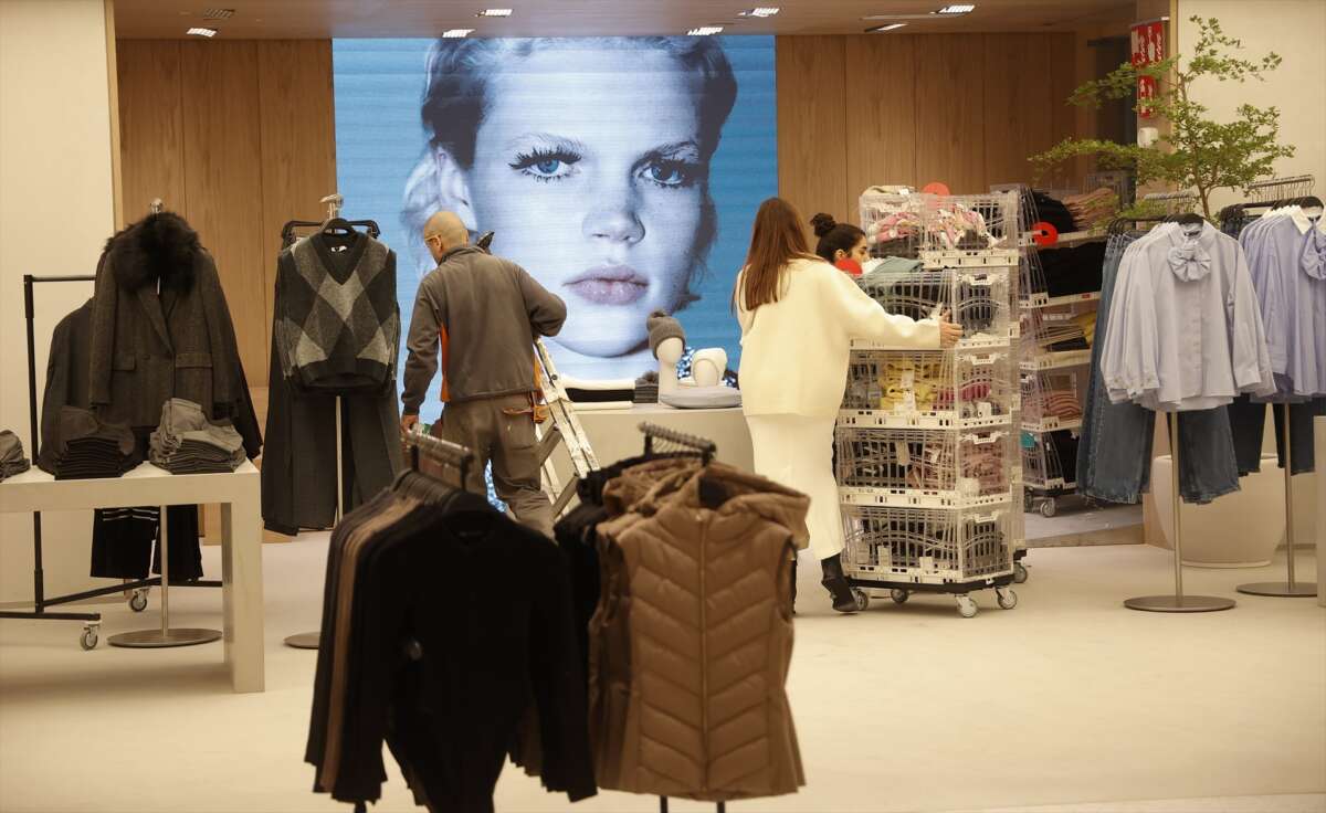 Trabajadores en una tienda de Inditex.