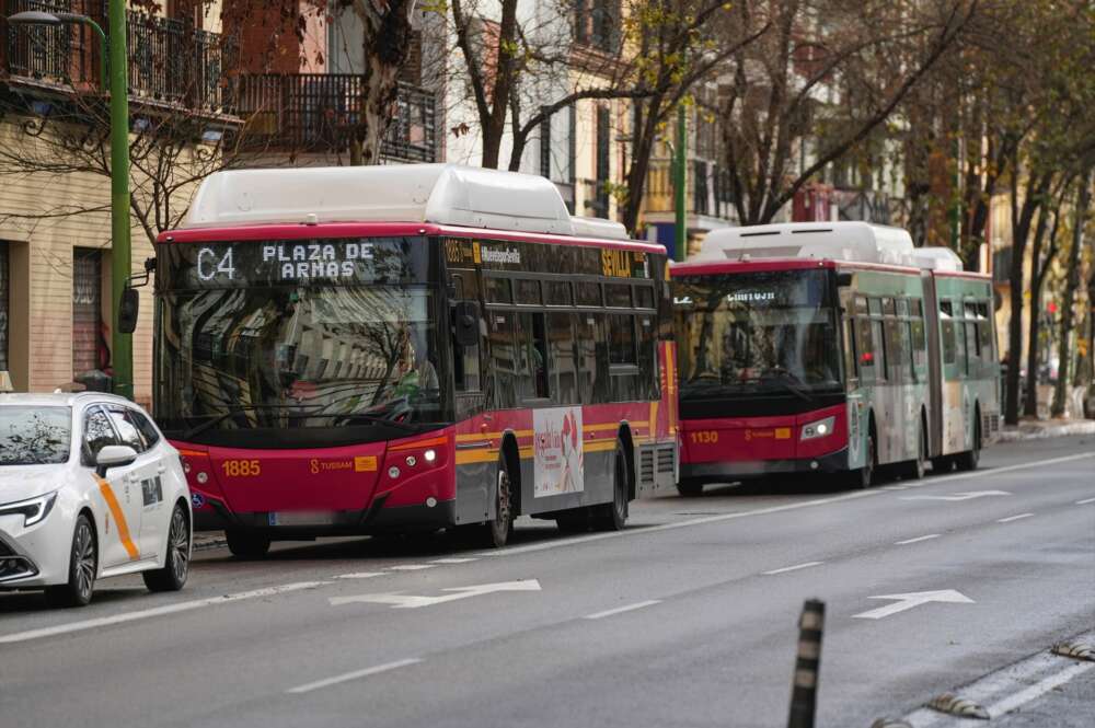 (Foto de ARCHIVO) Autobús de Tussam circulando por el centro de la ciudad. A 23 de enero de 2025, en Sevilla (Andalucía, España). María José López / Europa Press 23/1/2025