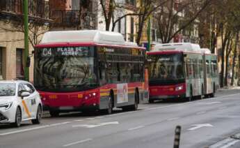 (Foto de ARCHIVO) Autobús de Tussam circulando por el centro de la ciudad. A 23 de enero de 2025, en Sevilla (Andalucía, España). María José López / Europa Press 23/1/2025