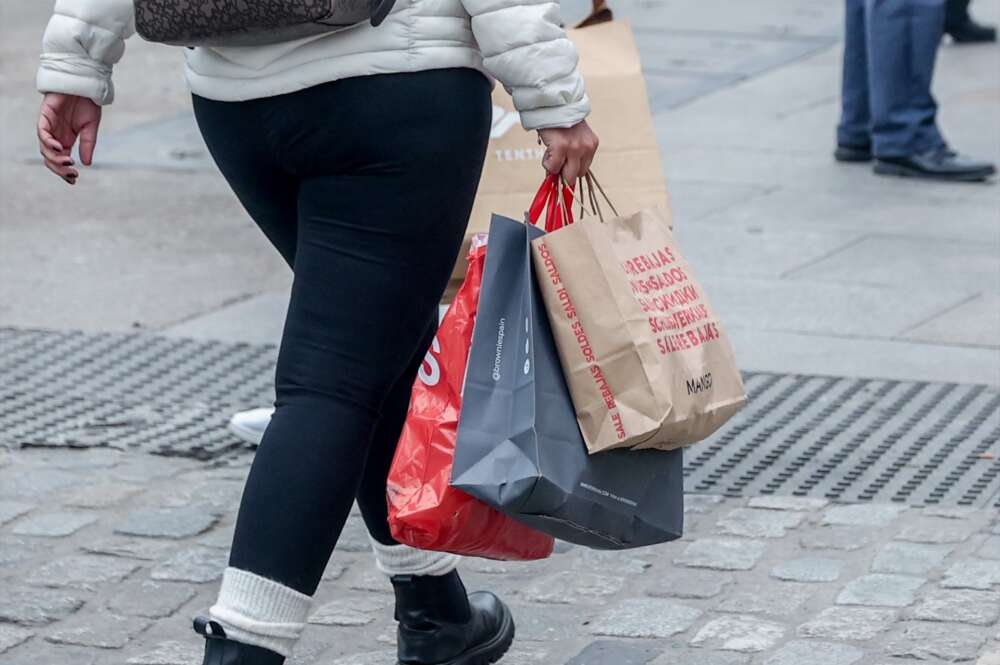 Una persona con bolsas de compras.