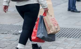 Una persona con bolsas de compras.