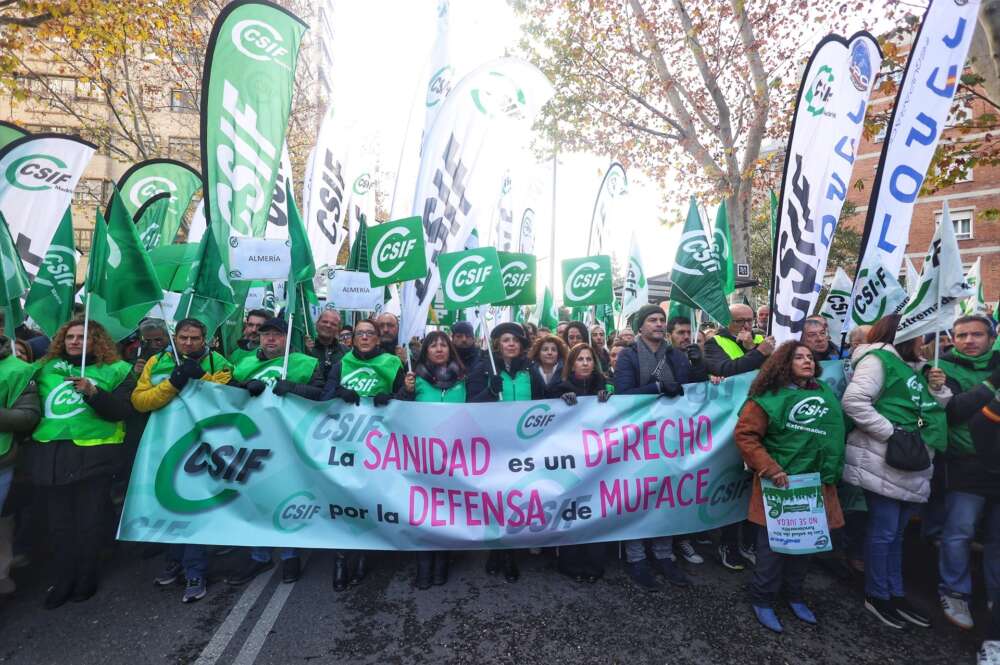 Decenas de personas durante una concentración, frente a la Dirección General de Muface de Madrid. Foto: Ricardo Rubio / Europa Press