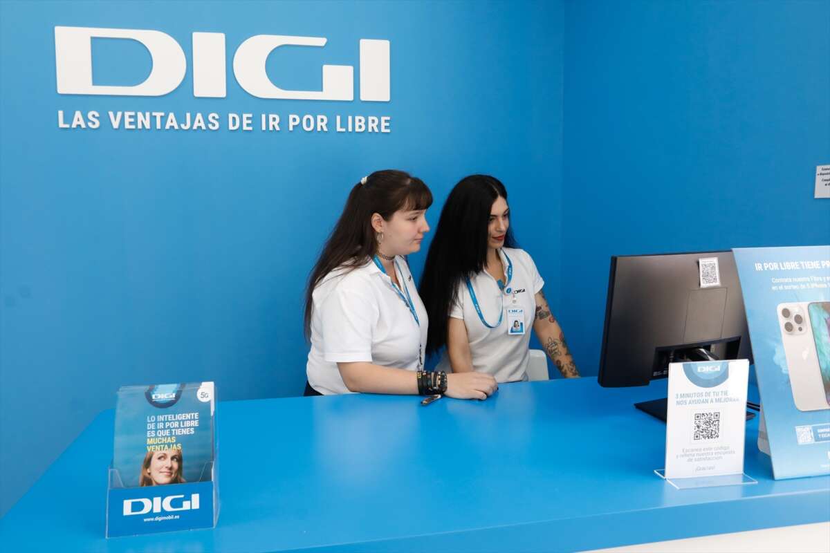 (Foto de ARCHIVO)
Trabajadoras de DIGI en la inauguración de la primera tienda de DIGI, a 10 de junio de 2024, en Murcia, Región de Murcia (España). DIGI, el operador de telecomunicaciones de la multinacional DIGI Communications, ha abierto su primera tienda en Murcia. Situada en el número 9 de la Avenida Constitución, esta tienda es un espacio donde los clientes podrán contratar los servicios de fibra y móvil que ofrece la operadora, así como recibir asesoramiento sobre cuál se ajusta más a sus necesidades y resolver cualquier duda o consulta que tengan acerca de sus servicios.
El operador de telecomunicaciones dispone de más de 300 puntos de venta y más de 160 empleados en la Región de Murcia.

Edu Botella / Europa Press
10 JUNIO 2024;DIGI;MURCIA;PRIMERA TIENDA
10/6/2024