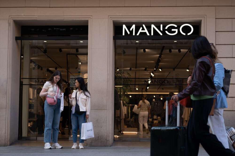 Fachada de una tienda de Mango. Foto: David Zorrakino / Europa Press